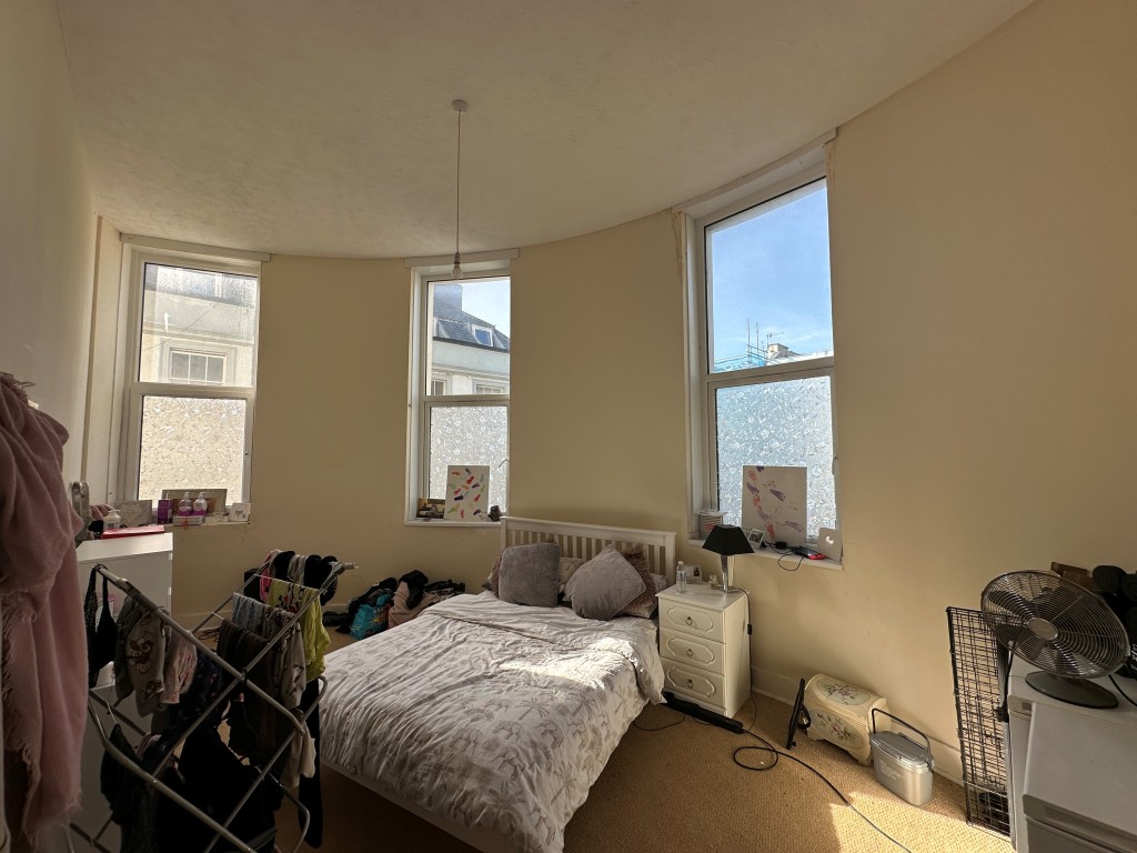 Lot: 66 - FREEHOLD MIXED USE INVESTMENT - Flat 1 Main Bedroom
